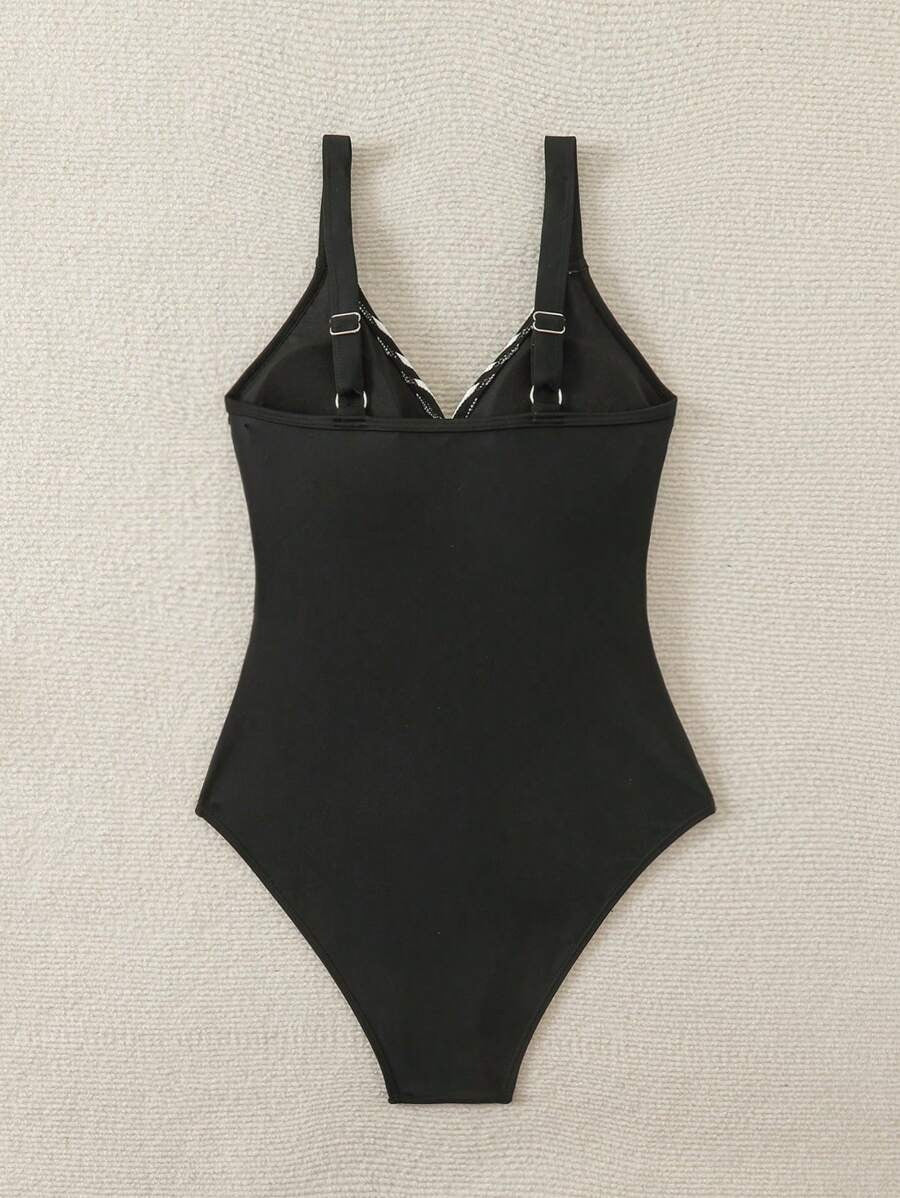 One-Piece Swimsuit with Front Cross Design – Striped Fabric for Summer تفاصيل التصميم المتقاطع الأمامي لمايوه حريمي مناسب للبحر والمصيف