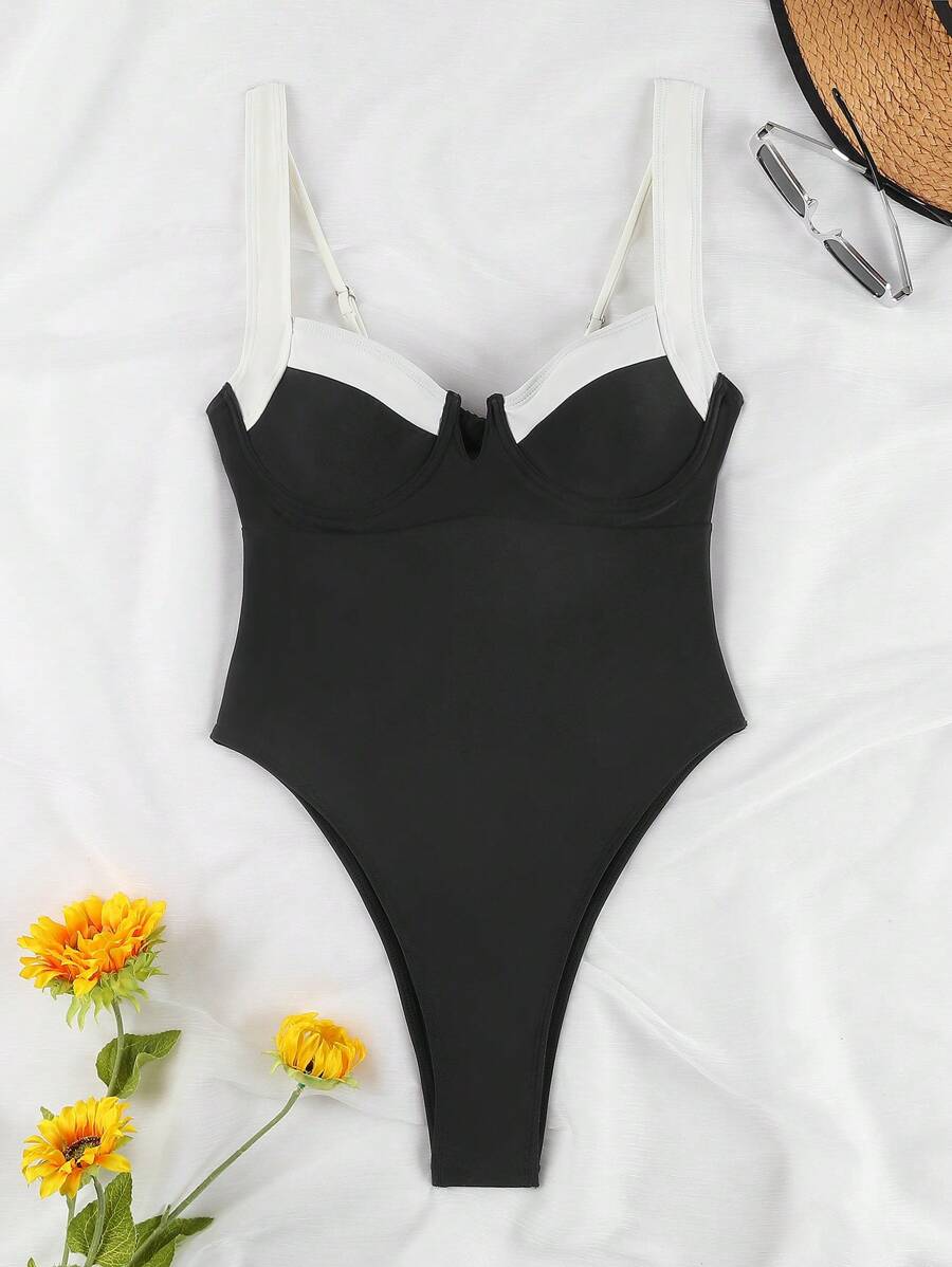 One-Piece Swimsuit Black & White Striped V-Neckمايوه قطعة واحدة صيفي بخطوط متقابلة باللونين الأسود والأبيض مع ياقة عميقة
