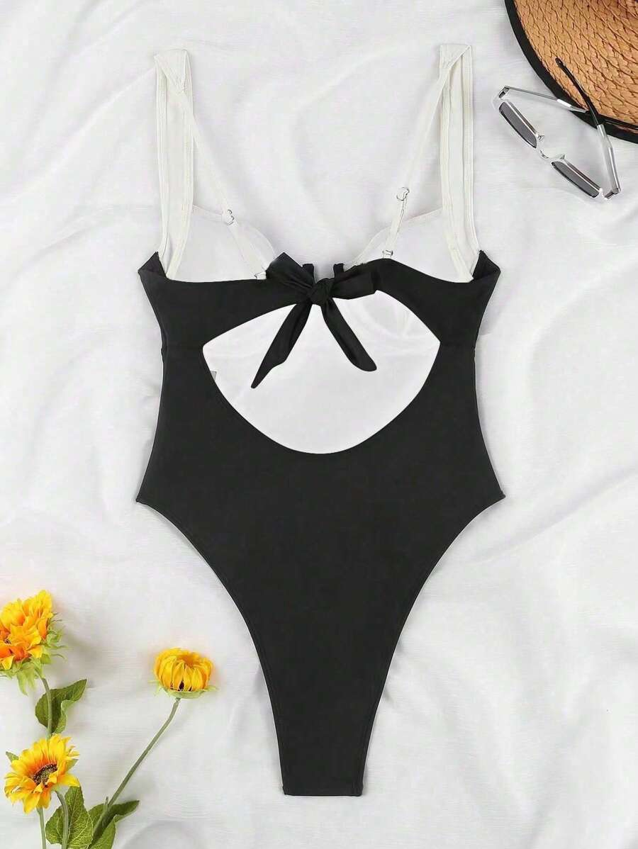 One-Piece Swimsuit Black & White Striped V-Neckإطلالة خلفية لمايوه قطعة واحدة بخطوط متوازية باللونين الأسود والأبيض